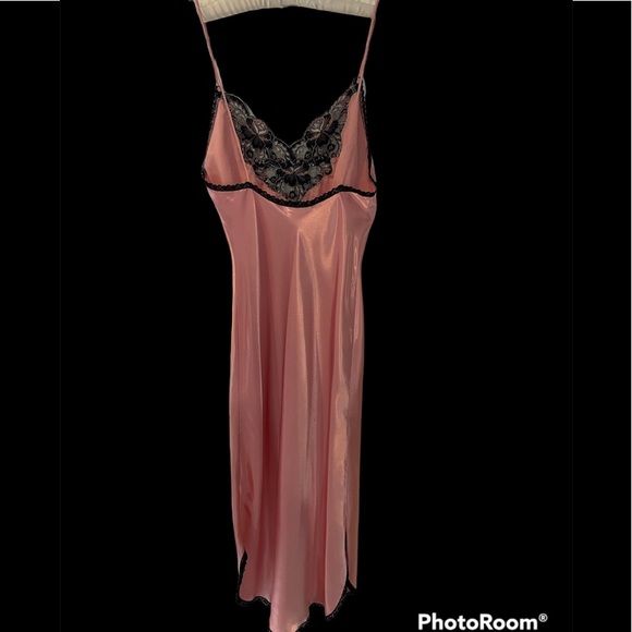 Fantasies by Morgan Taylor Exquisite Peignoir Set - Picture 3 of 7